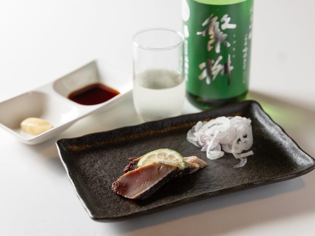 鰹のたたき　カボスポン酢とにんにくマヨを添えて